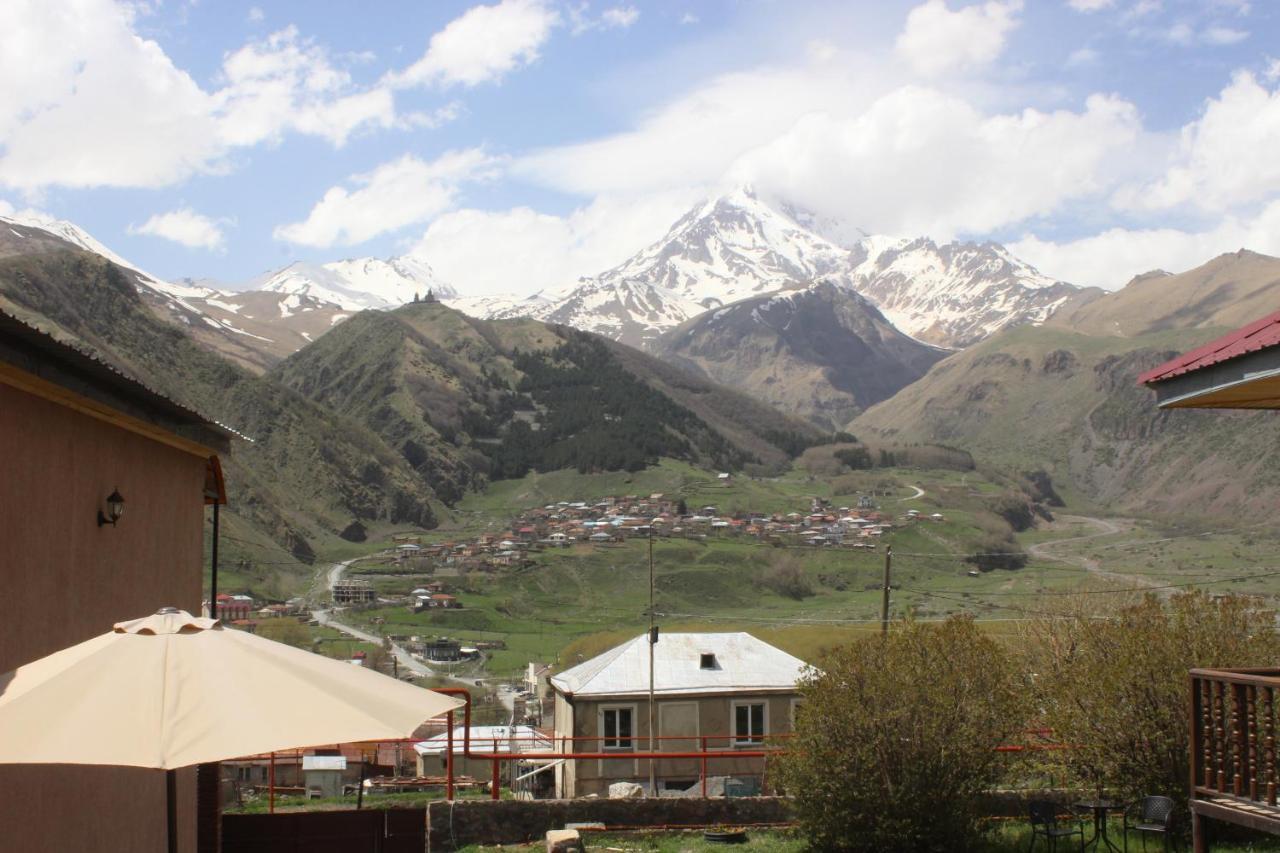 Golden Star Kazbegi Hotel Екстериор снимка